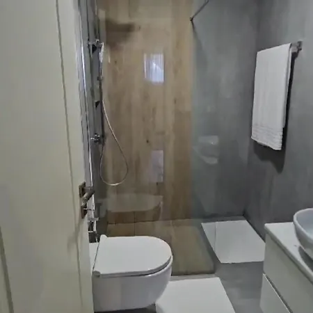 Triadas شقة *